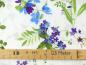Preview: Patchworkstoff Clothworks aus der Serie Flowershop lila blau  Blüten auf weiß filigrane Blüten Blütenranke mit Maß